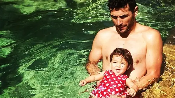 Martín Fuentes y su hija disfrutaron de un rato de alberca aprovechando el clima primaveral.