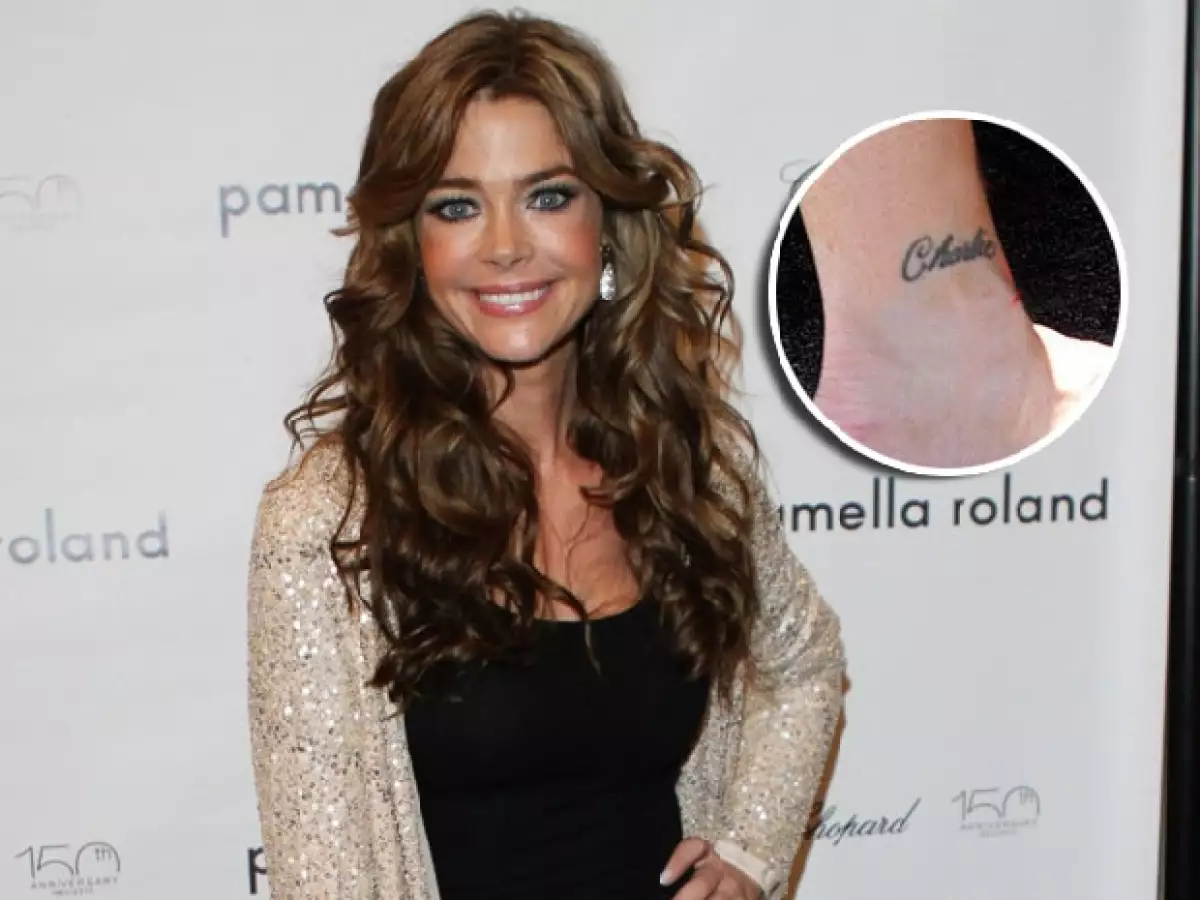 Denise Richard no sólo borró el mal trato que le daba Charlie Sheen, sino también el tatuaje que se hizo en su honor.
