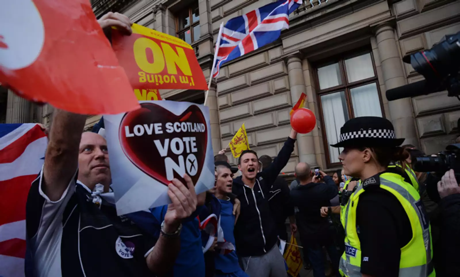 Actores del sector empresarial y económico a favor de la permanencia de la histórica unión han dicho que la separación sería la ruina de Escocia pues se perderían empleos, aumentarían precios y los capitales se fugarían.