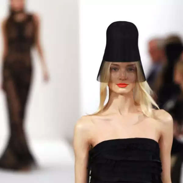 Los colores oscuros permiten que las prendas se conserven en las colecciones personales durante más tiempo. Diseños de Oscar de la Renta.