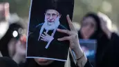 Una mujer musulmana chiíta iraquí sostiene la imagen del líder supremo iraní asesinado, el ayatolá Ali Khamenei, durante un funeral simbólico el día después de su asesinato, en el distrito de Sadr City, en Bagdad, el 1 de marzo de 2026. El líder supremo de Irán desde 1989 y enemigo jurado de Occidente, murió en la salva inicial de un ataque masivo estadounidense e israelí, lo que provocó una nueva ola de ataques de misiles de represalia desde Teherán el 1 de marzo.