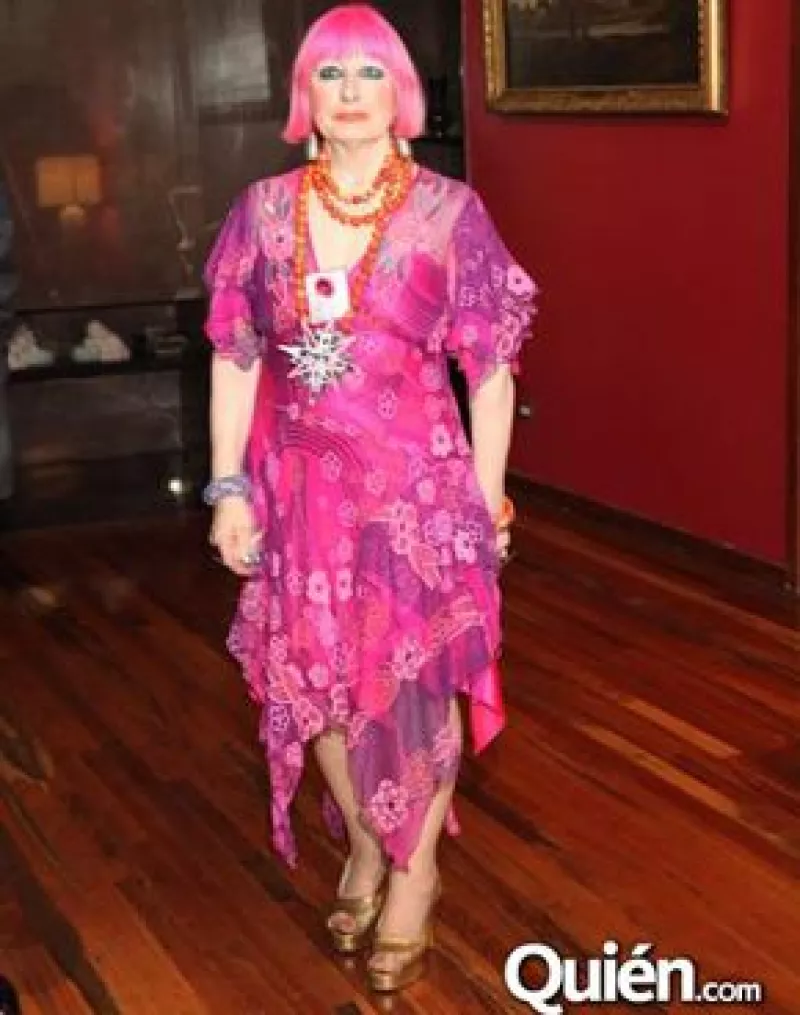 Zandra Rhodes, quien hiciera de los estampados parte de la prenda, a fin de que estos den forma a la silueta, dejará de ser una marca exclusiva y comenzará a llegar al público en general.