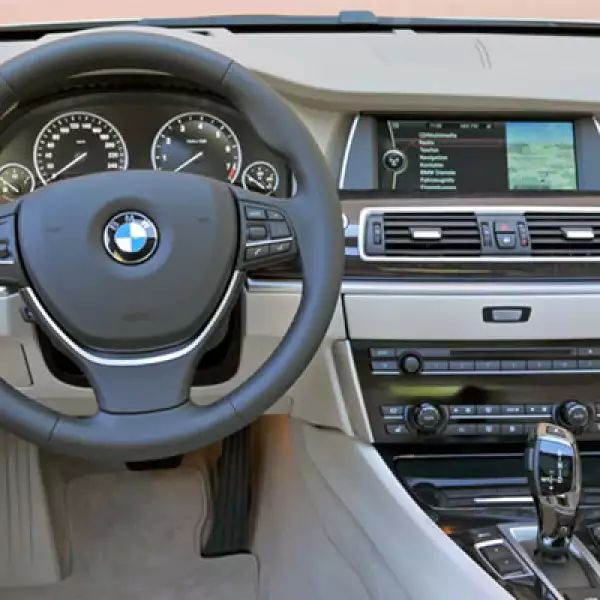 También cuenta con sistema de audio, conexión AUX-In, interfaz bluetooth y manual de instrucciones memorizado.