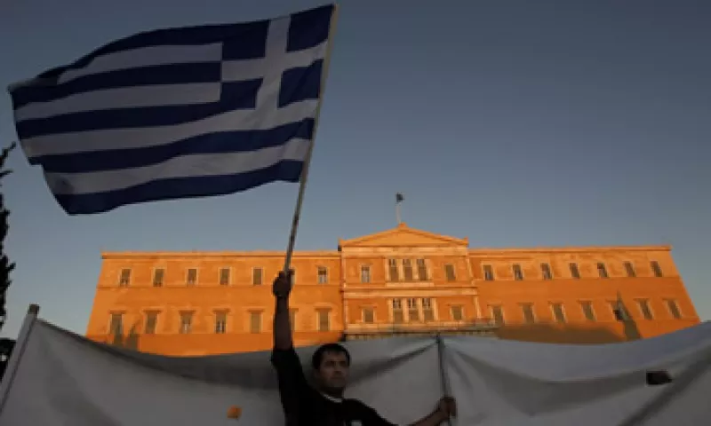 Grecia pidió a bancos y otros inversionistas privados importantes que cambien sus bonos por otros con fecha de madurez más prolongada, un menor valor nominal o menores intereses. (Foto: Reuters)