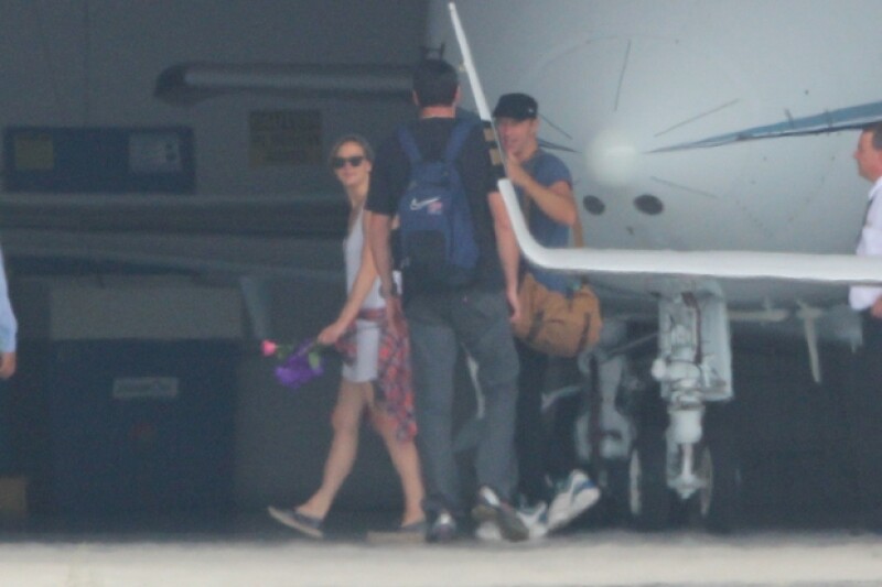 La primera vez que fueron vistos juntos fue cuando bajaban de un avión privado y ella sostenía una rosa en la mano.