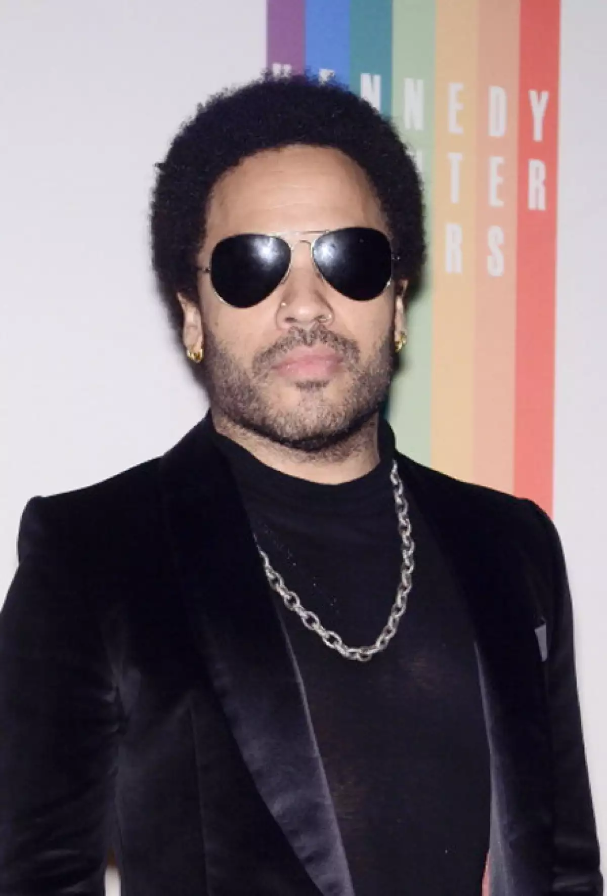 El actor mostró accidentalmente de más cuando su pantalón se le rompió de la entrepierna mientras interpretaba “American Woman” en un show en Estocolmo.