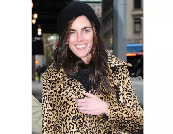 Hilary Rhoda presume su anillo de compromiso por las calles de Nueva York.