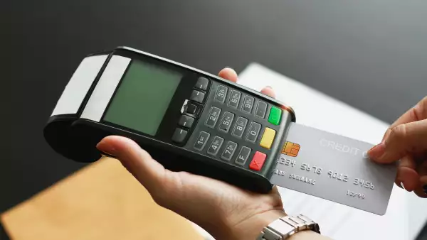 ¿Qué pagos con tarjeta puedes hacer sin NIP, según Condusef?