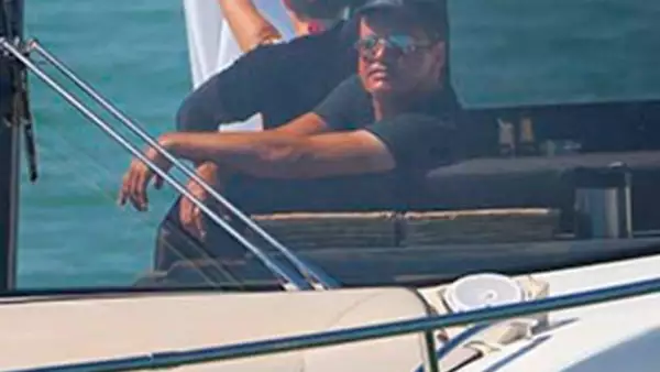 El cantante mexicano fue visto tomando el sol y bebiendo champaña junto a un pequeño grupo de amigos en Miami.