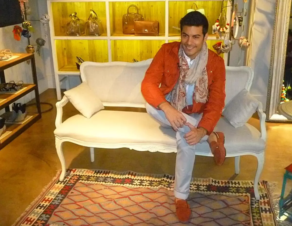 Carlos Rivera considera su estilo como clásico, prefiere los colores azul y rojo.