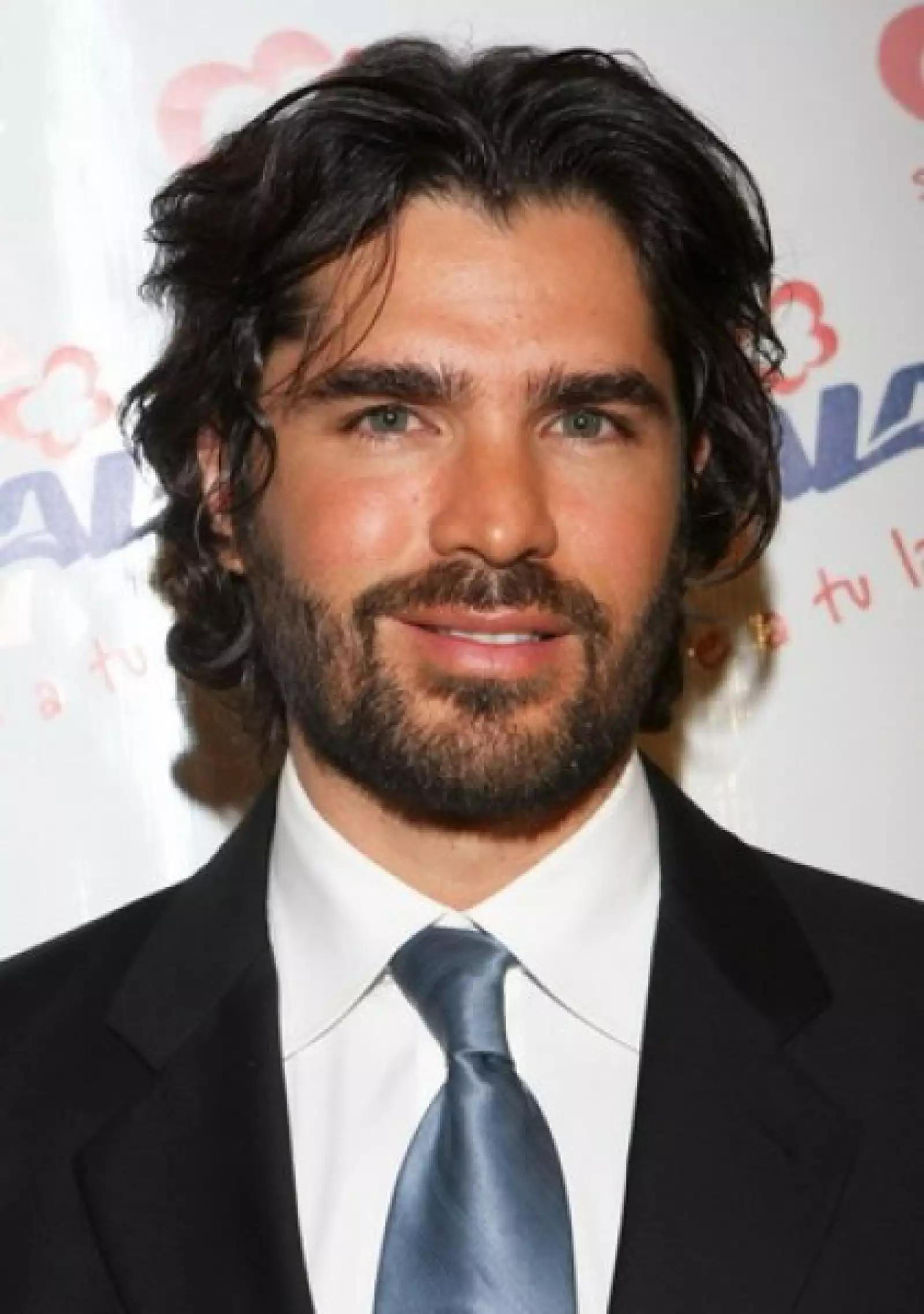 Comprometido con su labor social, el actor mexicano Eduardo Verástegui dijo que fue un privilegio ser parte de la ayuda en especie que su organización Manto de Guadalupe y otras dos asociaciones dieron a pobladores de Darfur, Sudán.