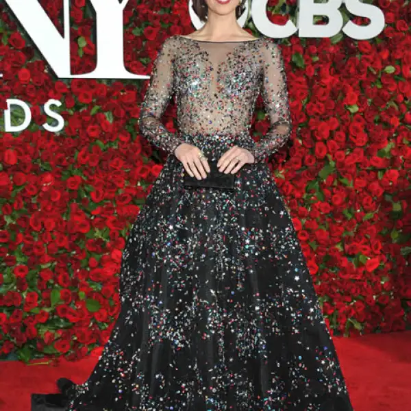 Mary Elizabeth Winstead con un impactante vestido de Zuhair Murad Couture, joyería de Atelier Swarovski y clutch de Edie Parker.