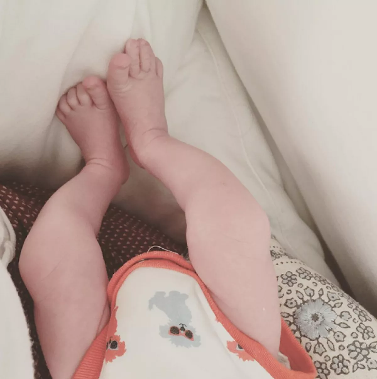 La actriz compartió esta imagen de los pies del pequeño Andrés.