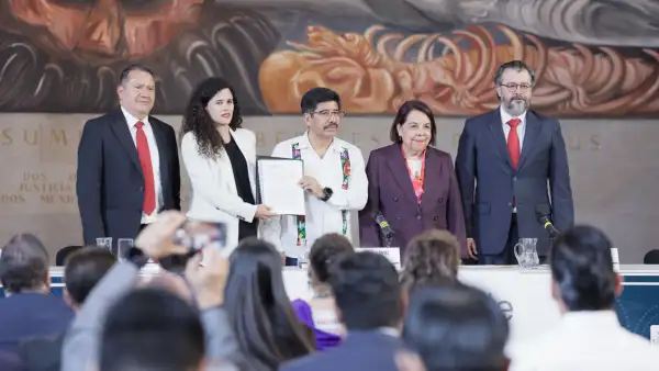 El ministro presidente de la Corte, Hugo Aguilar, al centro de la imagen y la izquierda la consejera de la Presidencia, Luisa María Alcalde, en la entrega de la propuesta. 