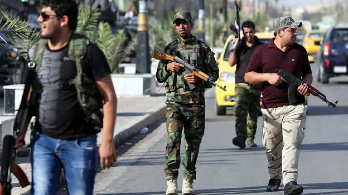 Un hombre de una tribu de Iraq ronda las calles de Bagdad, listo para unirse a las fuerzas de seguridad iraquíes