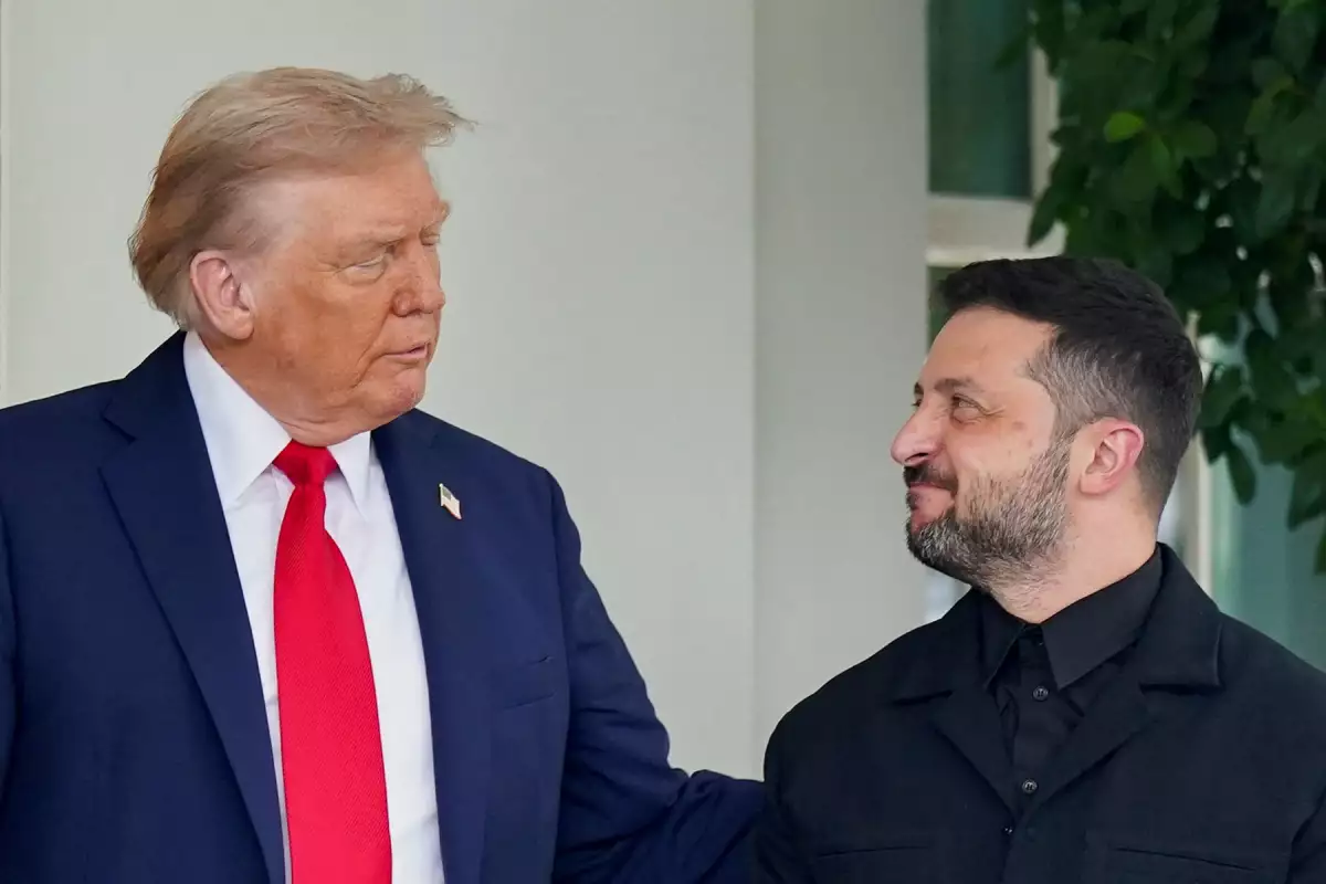 El presidente de los Estados Unidos, Donald Trump, saluda al presidente ucraniano Volodymyr Zelenskiy a su llegada a la Casa Blanca, en medio de negociaciones para poner fin a la guerra rusa en Ucrania, en Washington, D.C., EE. UU., 18 de agosto de 2025