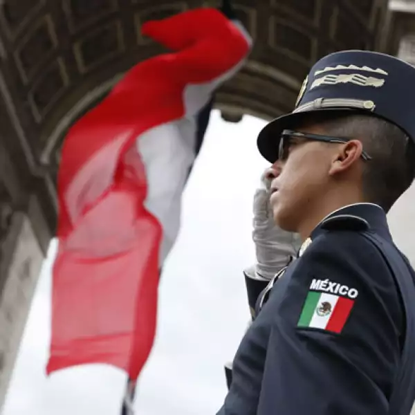 En la ceremonia por los soldados desconocidos en el Arco del Triunfo en el Día de la Bastilla.