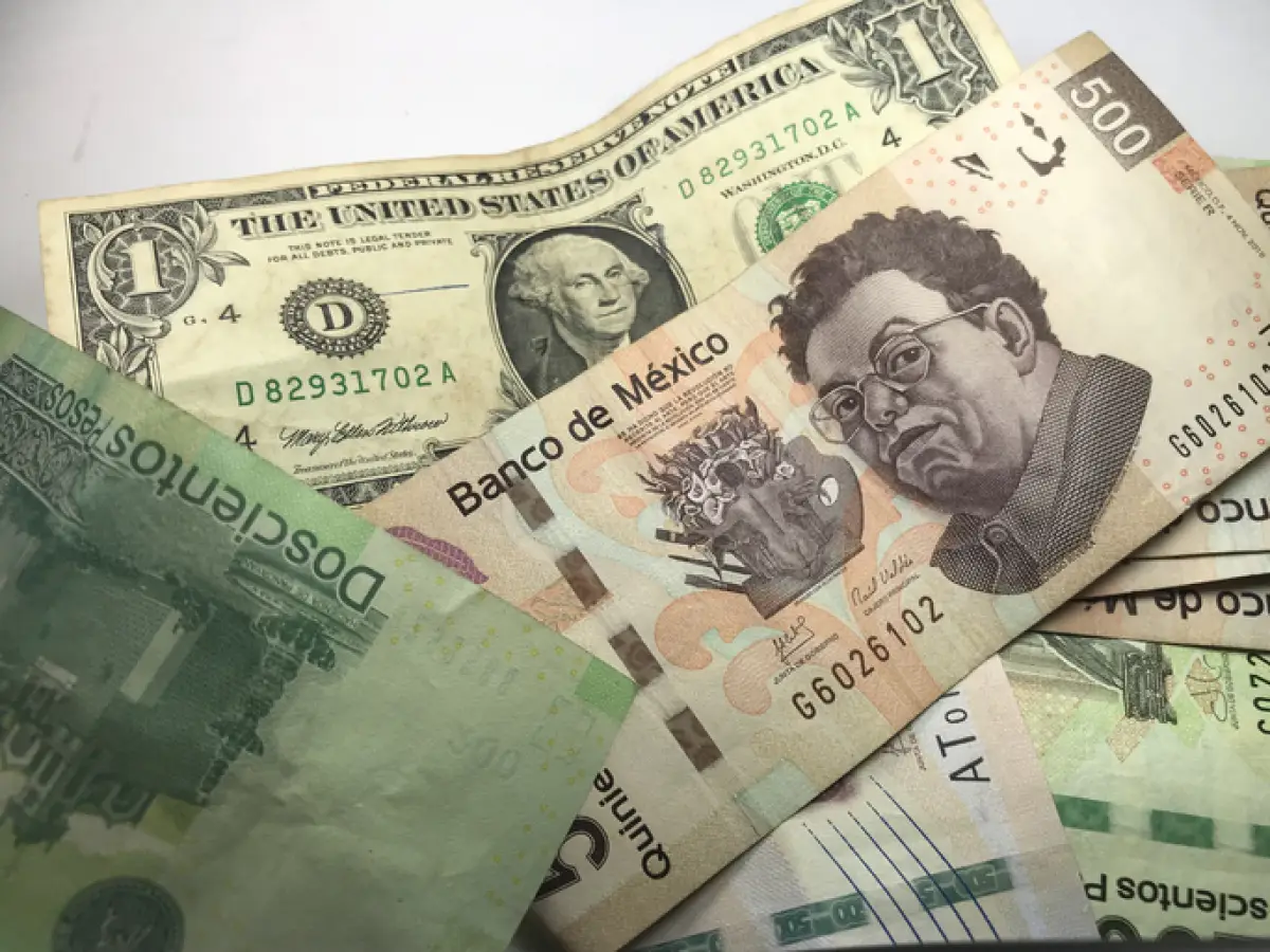 Peso mexicano se deprecia frente al dólar antes de Navidad y pese a menor inflación