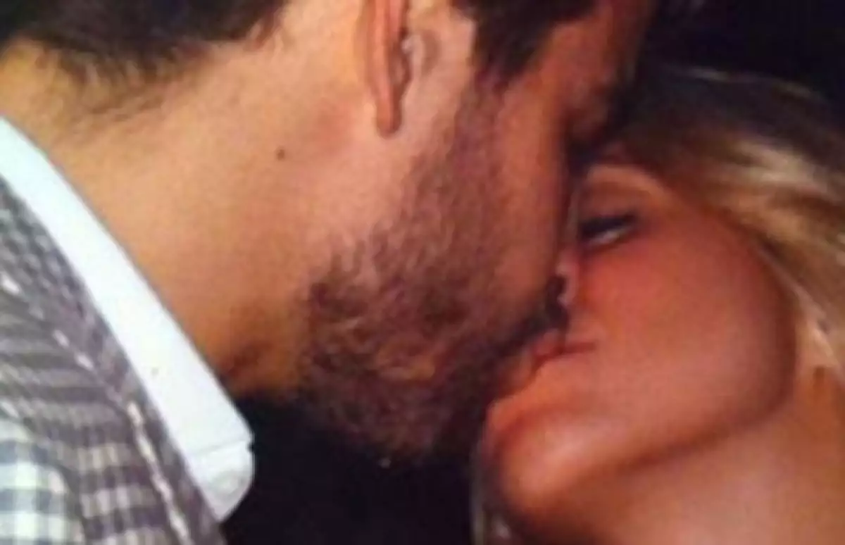 El futbolista confesó estar pasando uno de sus mejores momentos, tanto profesional como sentimental, y dijo que el beso que se dio con Shakira "es bonito".