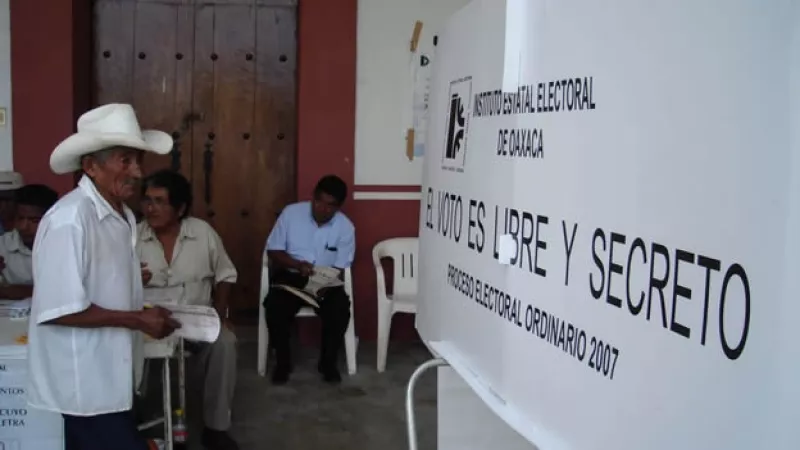 un señor va a emitir su voto