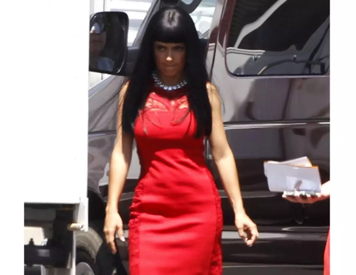 Salma Hayek realza su figura con este vestido que es parte de los outfits de su personaje.