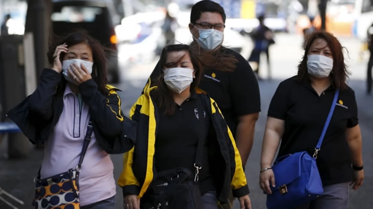 Personas utilizan cubre bocas como medida de prevención ante el brote del virus MERS