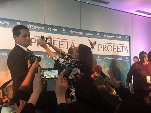 Salma se mostró complaciente y se tomó una selfie con la prensa.