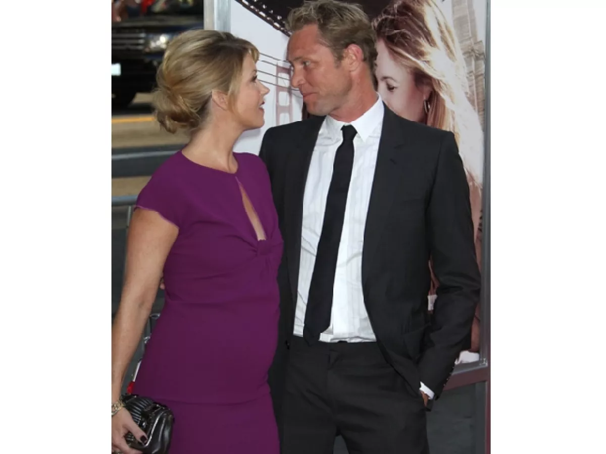 Christina Applegate y Martyn LeNoble, la actriz presume su pancita.