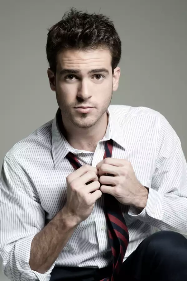 Pablo Lyle. Vestuario: Brooks Brothers. Maquillaje: Ariel Farfán para Ésika. Peinado: Ariel Farfán para American Crew