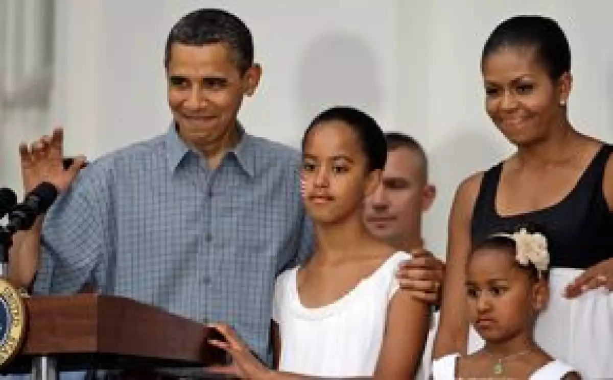 Sasha y Malia, de 8 y 11 años, se están convirtiendo en unas trotamundos, ya que suelen acompañar a sus padres en sus viajes por el extranjero; este lunes llegaron a Moscú.