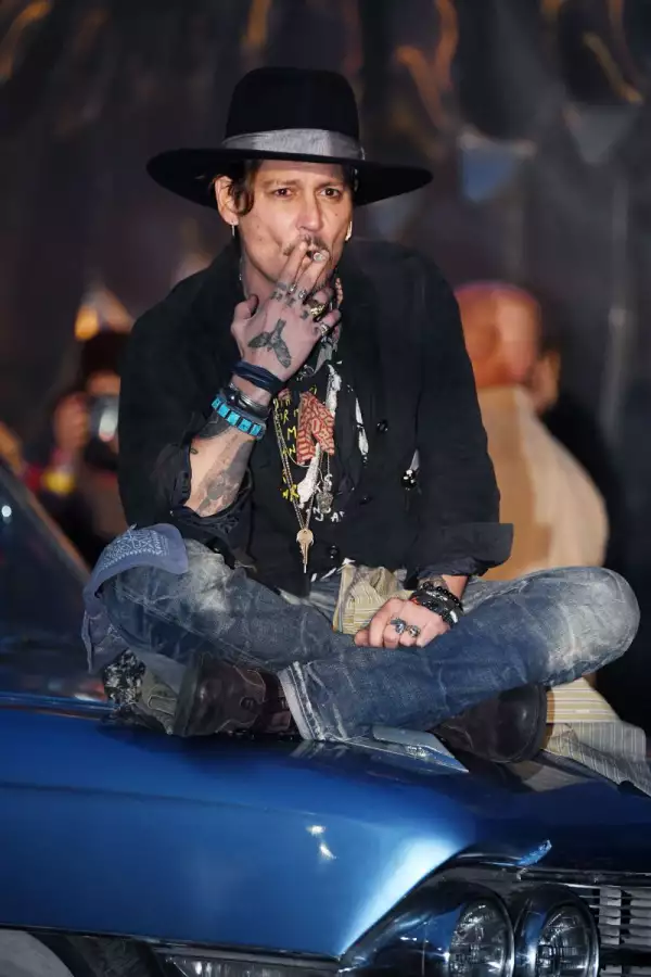 Johnny Depp fumando