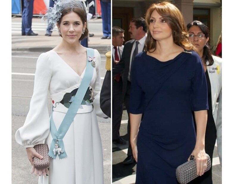 Ambas con bolsos grises de Bottega Veneta.