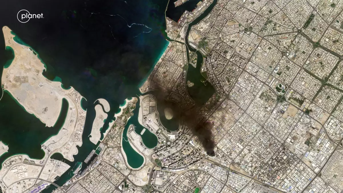 Esta imagen de satélite tomada por 2026 Planet Labs PBC el 1 de marzo de 2026 muestra un penacho de humo ondulando en Dubai después de un ataque de proyectiles. Los residentes de Dubai estaban consornados cuando cientos de drones y misiles apuntaron a los Emiratos Árabes Unidos y a otros aliados del Golfo de los Estados Unidos, refugios desde hace mucho tiempo del conflicto regional, el 28 de febrero y el 1 de marzo a raíz de la guerra que comenzó el 28 de febrero con ataques estadounidenses e israelíes contra Irán.