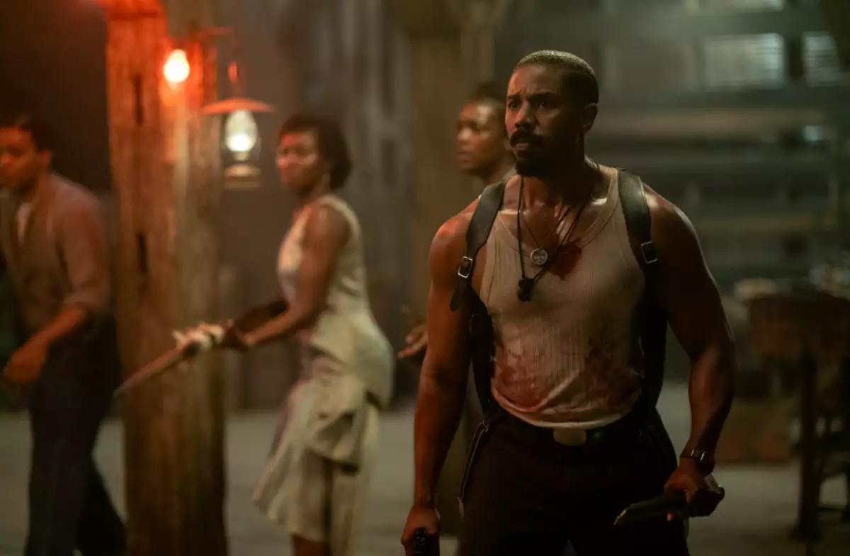 Foto de una escena de 'Sinners' con Michael B. Jordan luchando contra vampiros