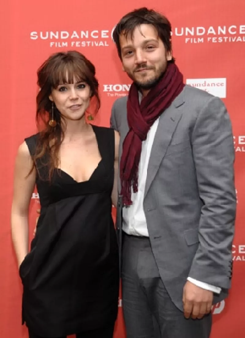 El actor, acompañado de Camila Sodi, hizo ayer su debut como director con su largometraje de ficción y que dio a conocer en la sección Premier del evento fílmico.