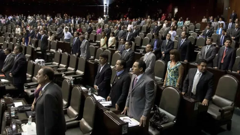 diputados guardan un minuto de silencio