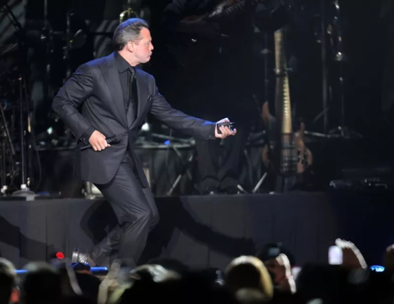 Luis Miguel continuó su repertorio con "Amor, Amor, Amor", y una canción original de Frank Sinatra, "Come Fly With Me".