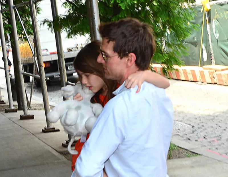 Dentro de las negociaciones del divorcio, Katie Holmes incluyó un fondo para la pequeña, sin embargo la actriz no podrá tocar ni un centavo del dinero.