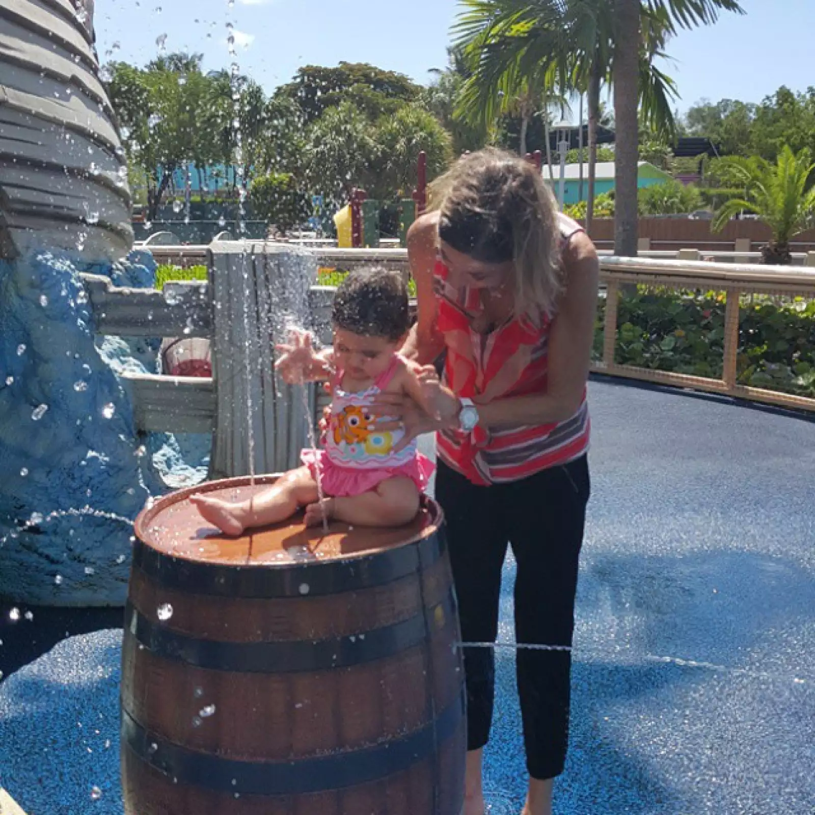 Caro, disfrutando del acuario junto a su abuela materna.