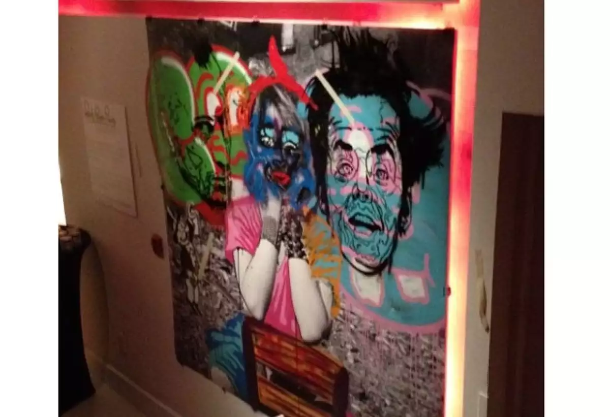 Fotografía pintada a mano durante la inauguración por el artista urbano Alec Monopoly.