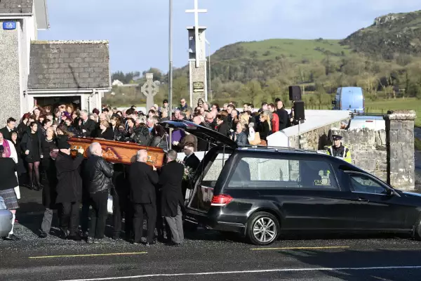 Entierro de Dolores O'Riordan en Irlanda.