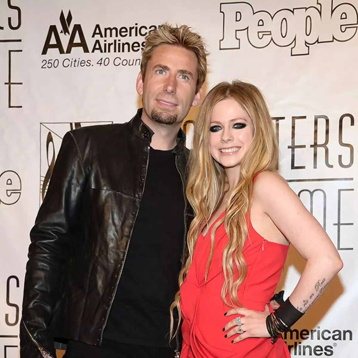 La cantante dio a conocer hoy que se separa del integrante del grupo Nickelback, tras dos años de matrimonio.