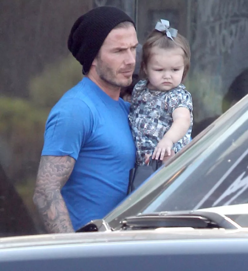 David Beckham y su hermosa hija fueron captados saliendo de un restaurante en Melrose Place, donde la pequeña salió en los brazos de su famoso padre.