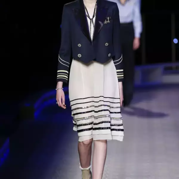 Blazer de sarga de algodóncon vestido de chifón y crepé y loafers con moño con lentejuelas.