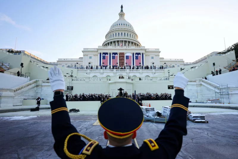 Un director de orquesta asiste a un ensayo frente al Capitolio de los Estados Unidos antes de la toma de posesión presidencial del presidente electo de los Estados Unidos, Donald Trump, en Washington, EE. UU., el 12 de enero de 2025.