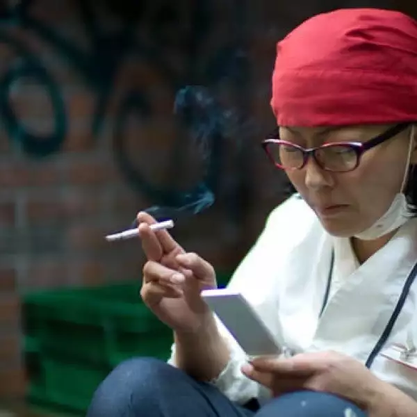 una trabajadora revisa las noticias en su celular