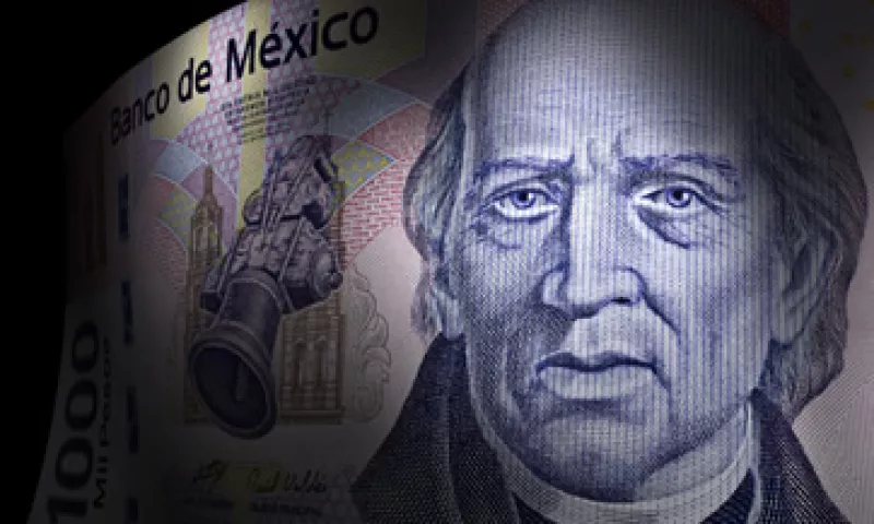 El peso mexicano es víctima de la volatilidad generada por el posible aumento en la tasa de la Fed. (Foto: iStock by Getty )