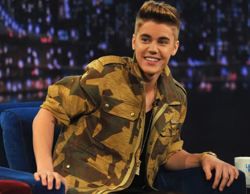 El cantante de 19 años recibió críticas en redes tras visitar la casa donde vivió la menor judía ícono del Holocausto.