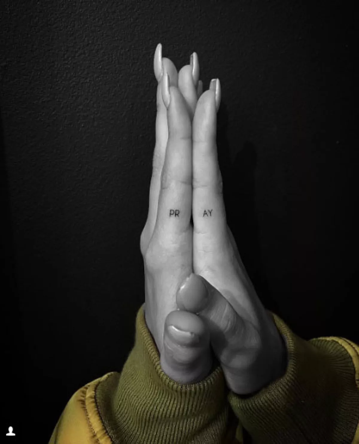 El tatuaje significa `rezar`.