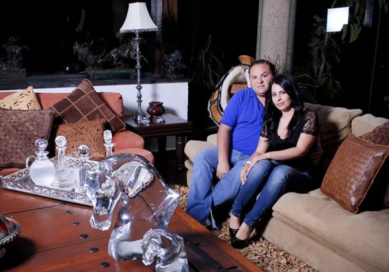 Para Rodrigo, de 22 años, fueron suficientes seis meses de noviazgo para sorprender a Gabriela en Europa con el anillo de compromiso.